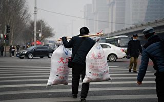 【网海拾贝】中国各阶层正在迅速农民工化