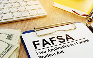 纽约州长敦促高中生申请FAFSA助学金