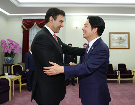 副總統賴清德（右）16日在總統府接見巴拉圭共和國參議院議長歐斐拉（左）。