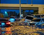 組圖：阿聯酋遭罕見暴雨襲擊 至少一人遇難