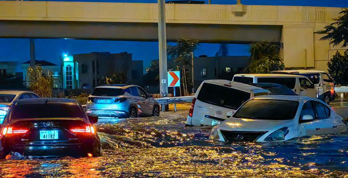 组图：阿联酋遭罕见暴雨袭击 至少一人遇难