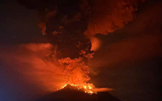 印尼火山多次喷发 机场关闭逾万人撤离