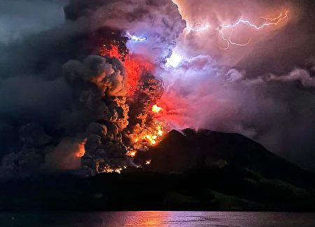 印尼鲁昂火山再次喷发 警戒级别升至最高