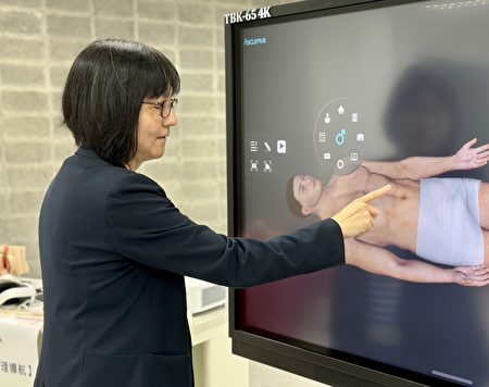 元智大学医护学院筹备处陈芸主任进医学影像解剖示范。