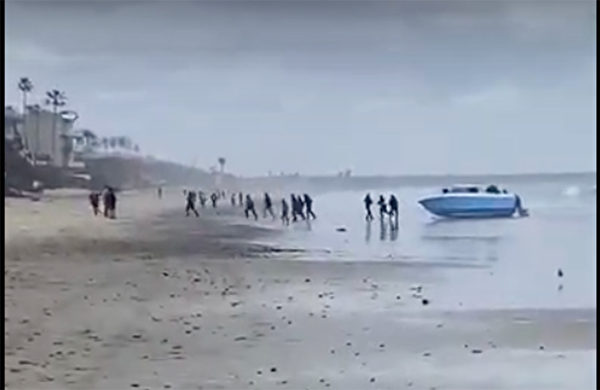 非法移民乘坐船艇冲向海滩后消失在街道