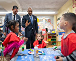 家長與市議會施壓 亞當斯宣布恢復教育預算5億多元