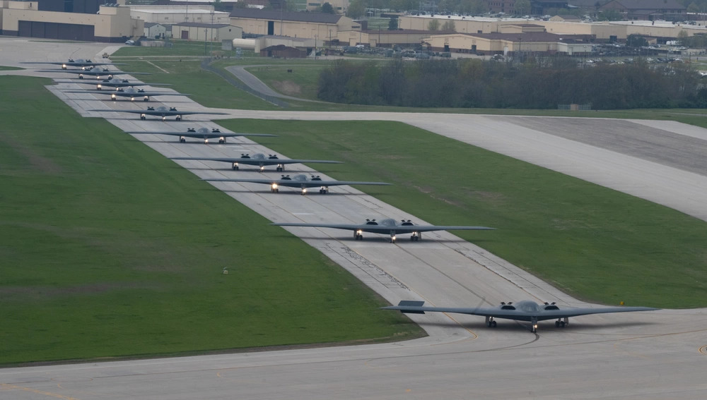 [新聞]組圖：震撼 美軍12架B-2轟炸機「大象漫步」