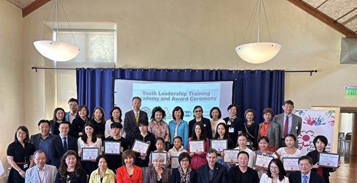 美国亚太裔社区领袖为青少年才艺竞赛颁奖
