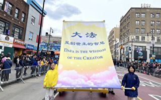 “大法是创世主的智慧”条幅首次呈现于纽约法轮功游行