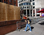 防止学生再扎营抗议 纽约大学用三夹板封闭校园广场