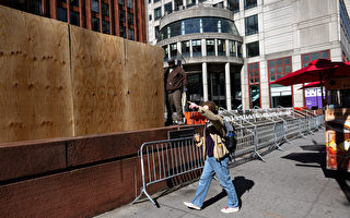 防止学生再扎营抗议 纽约大学用三夹板封闭校园广场