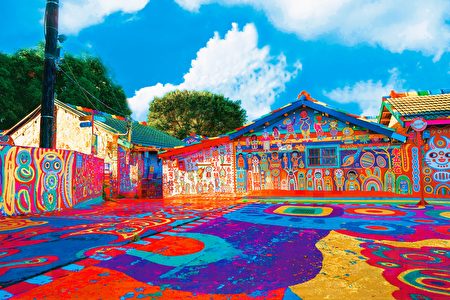 彩虹村，讓旅客進入創作者彩虹爺爺的異想世界-來台中必訪打卡景點。