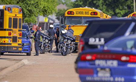 高中生被指控在德州阿靈頓校園內槍殺同學
