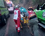 墨西哥发生重大车祸 巴士翻覆致18死32伤