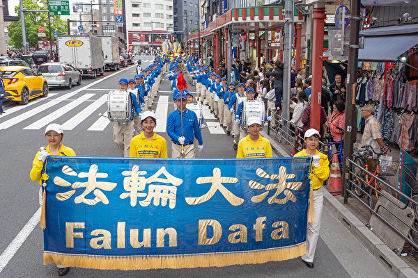 4月21日,日本部分法轮功学员在东京旅游景点浅草举行游行活动,纪念“四‧二五”,呼吁停止对法轮功的迫害。(白露/大纪元)