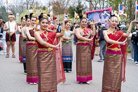 泰国境外最大佛寺 欢庆传统新年