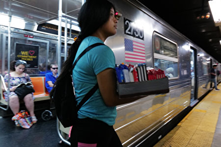 纽约市将阻止西语裔儿童在地铁上贩卖糖果