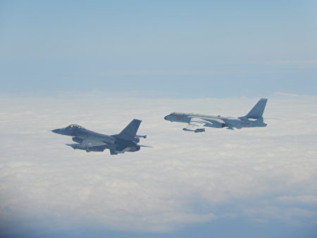 圖為中共軍機（右）越過台海中線，我國軍F-16戰機（左）緊急起飛監控伴飛。