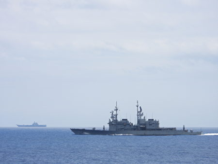 海軍基隆艦（近處）在台灣東南部海域監控中共山東號航母（遠處）。