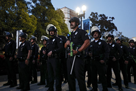 警力聚集加大LA分校 与反犹示威者对峙