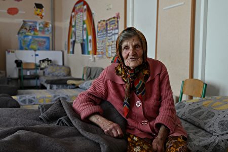乌克兰98岁老妇独自走10公里 逃离俄占领区