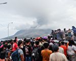 组图：印尼火山再喷发 机场关闭逾万人撤离