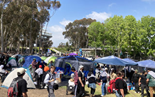 巴勒斯坦支持者在UCSD校园扎营抗议