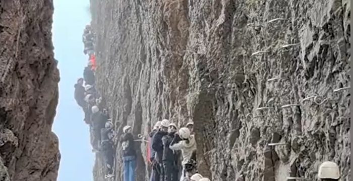 浙江雁荡山攀岩拥堵 游客被挂半山腰1小时