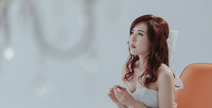 Wu Shenmei Wears White Gauze for New Single ‘Beautiful Woman’ MV: Wedding Photos Exposed