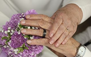 “爱没有界限” 90岁老翁迎娶80岁新娘