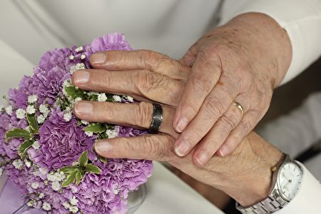 “爱没有界限” 90岁老翁迎娶80岁新娘