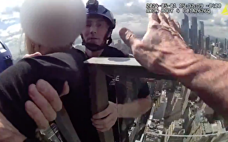 驚險行動 警方在曼哈頓高樓邊緣救下情緒激動女子