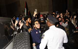 昨晚纽约警察驱散校园反以抗议营地 激进组织领袖被捕