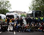 英国运送偷渡者车辆 遭遇示威者围堵