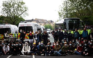 英国运送偷渡者车辆 遭遇示威者围堵