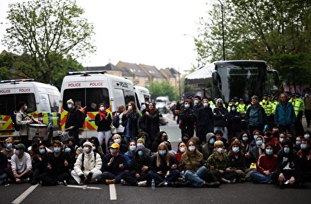 英國運送偷渡者車輛 遭遇示威者圍堵