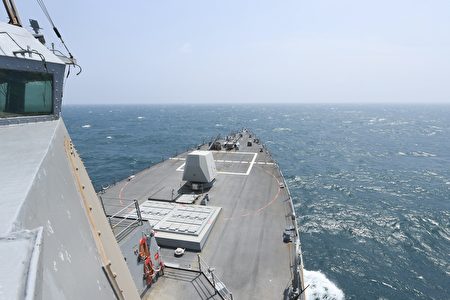 美國第七艦隊勃克級飛彈驅逐艦海西號8日例行性通過台灣海峽。