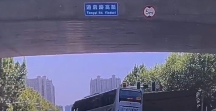 A bus carrying students in Jiangsu crashed into a car accident and caused casualties. The collision was instantly exposed | Waste truck | Death | Accident