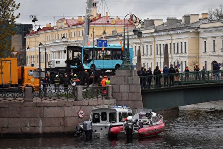 俄羅斯聖彼得堡發生巴士墜河 7死多傷