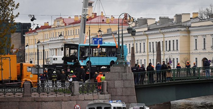 俄罗斯圣彼得堡发生巴士坠河 7死多伤