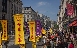 组图：庆法轮大法传世32周年 伦敦大游行
