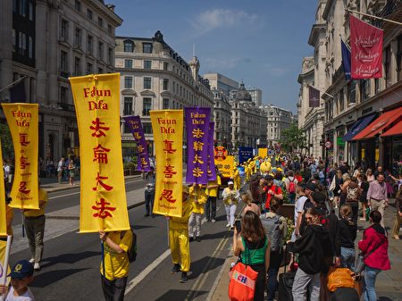 組圖：慶法輪大法傳世32周年 倫敦大遊行