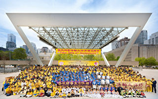 组图：63国法轮功学员恭祝李洪志师父节日快乐