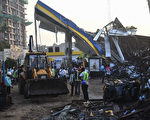 孟买巨型广告牌倒塌 致14死75伤 多人受困