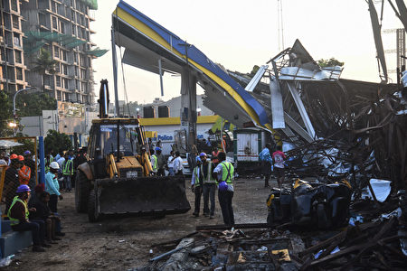 孟买巨型广告牌倒塌 致14死75伤 多人受困