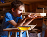 9岁童在祖母车库开木工店 梦想成顶级木匠