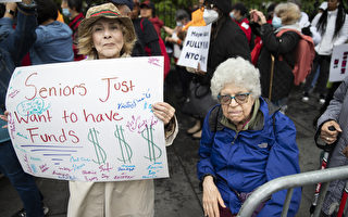 抗议纽约市长亚当斯削减老人预算 数百人市府外示威