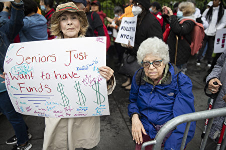 抗議紐約市長亞當斯削減老人預算 數百人市府外示威