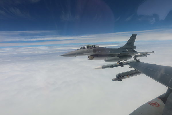 紧盯中共军演 台国防部发布F-16战机监控画面