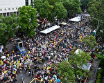 组图：全台串联抗议扩权法案 立法院外人数超3万